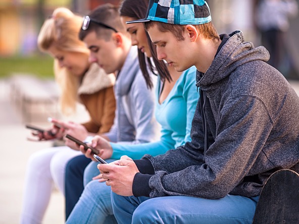 Teenagers mobile phones social_Crop